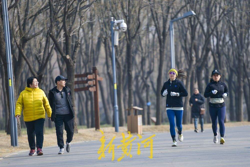 二九寒天迎来好“光”景  公园漫步沐浴暖阳 