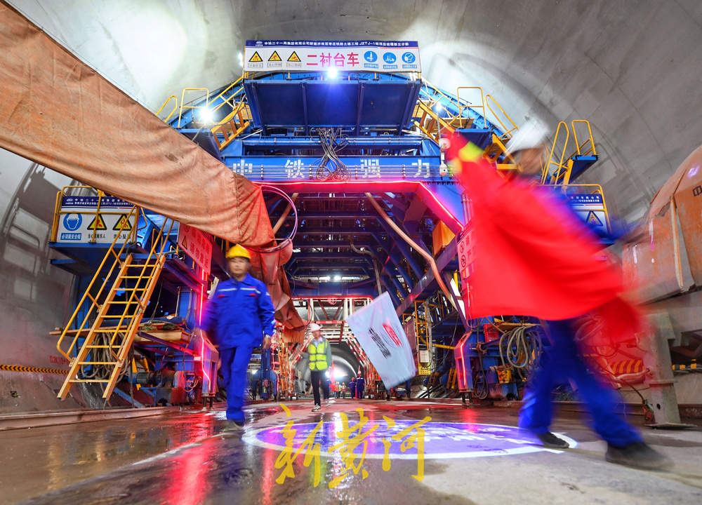 济枣铁路小山隧道顺利贯通