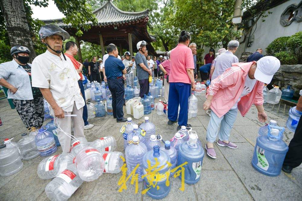 持续高温暂时“退热” 名泉取水迎来高峰  