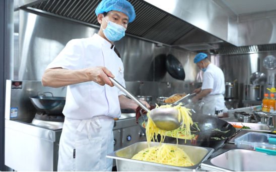 济南社区食堂织密15分钟便民生活圈——家门口的一餐热饭