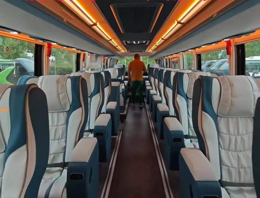 “铁腚大巴”从山东进藏来回9000公里，公司：游客每天仅乘车3小时，游玩时间充裕