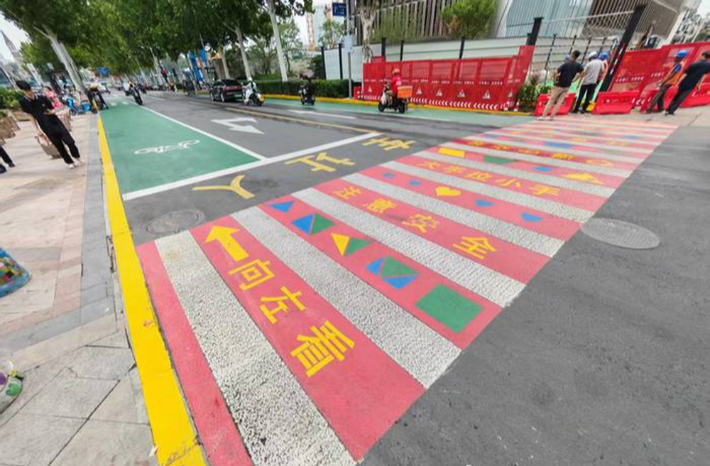 济南洪家楼南路焕新通车，“特色”斑马线亮相