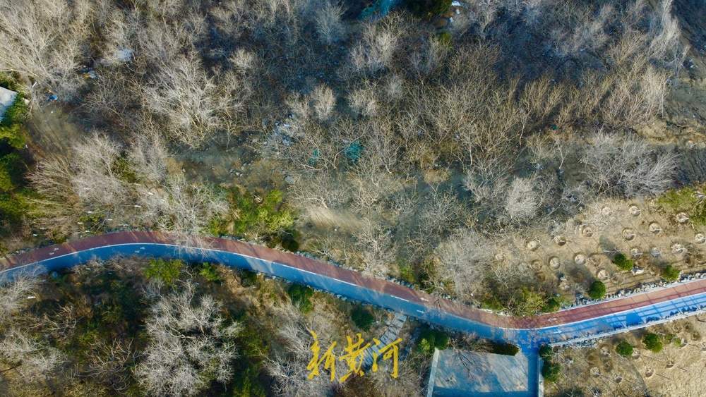 济南这处山体公园打造彩色步道，高空俯瞰如彩带飘动