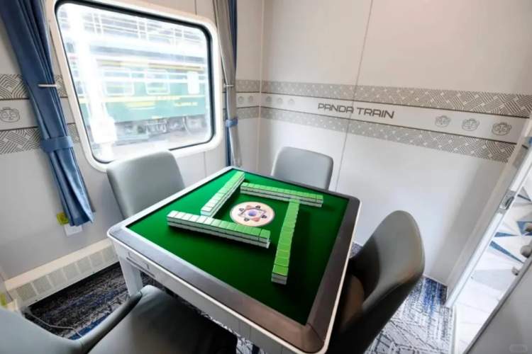 春运返乡列车上能搓麻将？西南铁路回应