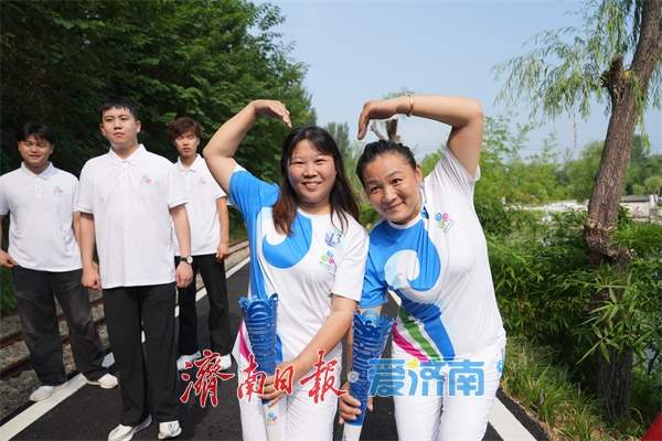 浪溪河畔引“泉炬” 2025济南国际泉水节“泉炬”传递走进平阴洪范泉群