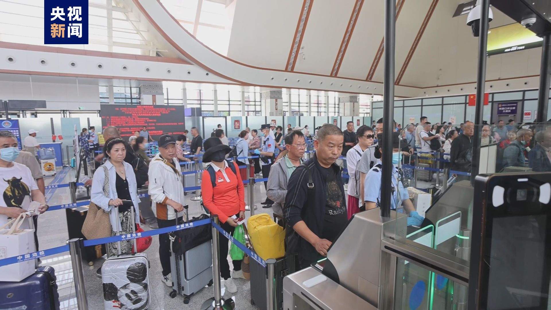 中老铁路运送国际旅客突破20万人次