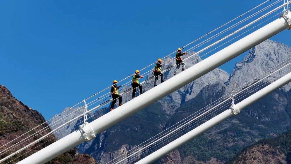 新华视点｜春节的坚守与担当 温暖相伴共赴团圆