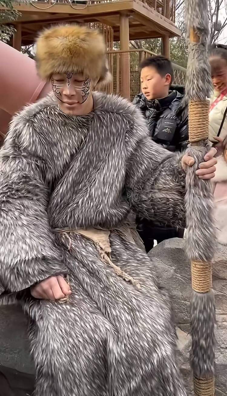 对话河南万岁山2米33“巨人”演员：没巨人症，睡3米床穿59码鞋