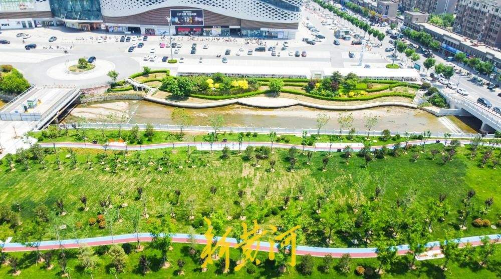 济南工业北路旁小汉峪沟改造 闲置地变身滨水草坪公园