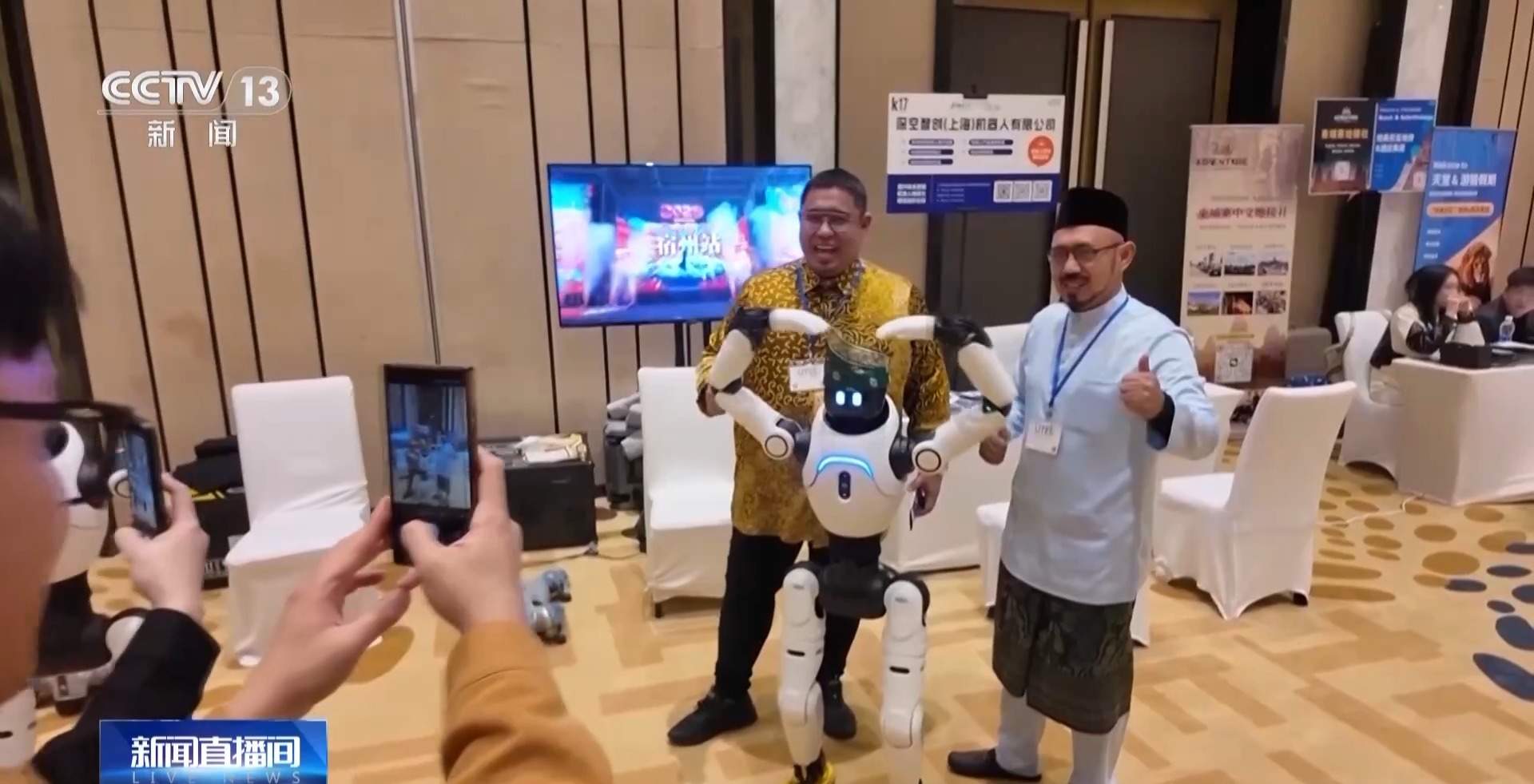 一天跑4个场地！走下舞台的机器人都在忙什么？