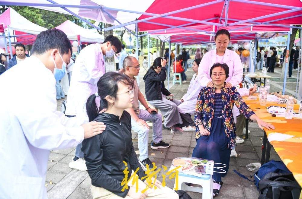 新生报到现场把脉义诊，大学迎新开启中医药文化体验