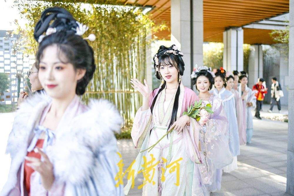 济南“如梦令宋词主题演艺乐园”开启汉服巡游,再现千年风雅