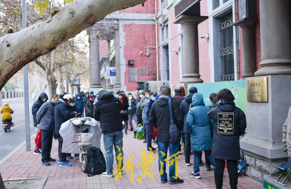 《乙巳年》特种邮票今天首发,济南邮迷排队购买,有人凌晨3点来排队