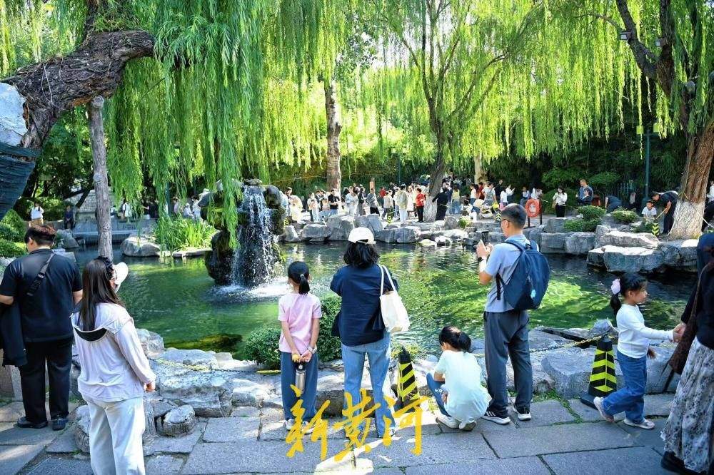 国庆赏泉正当时，济南五龙潭“月牙飞瀑”引游人驻足