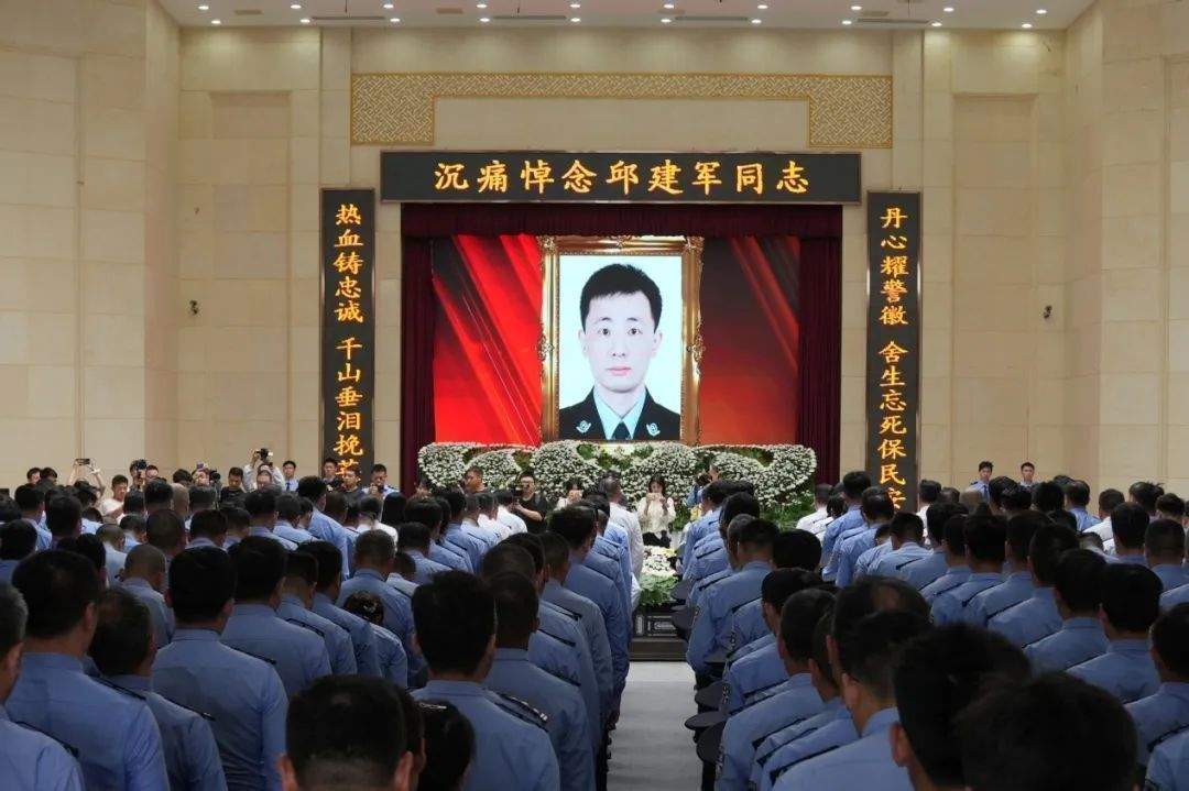 “我不往前冲谁冲?”?追记勇斗歹徒牺牲民警邱建军