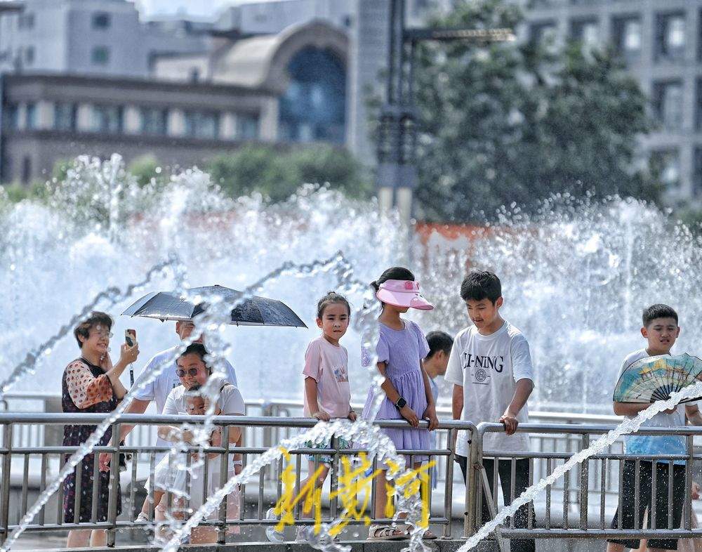 泉城广场音乐喷泉旁消夏纳凉好惬意