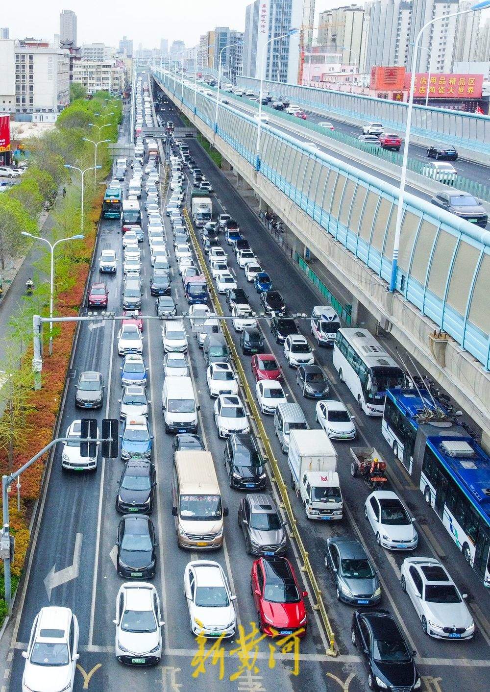 节前出行高峰来了，济南多个交通枢纽周边道路车流量骤增