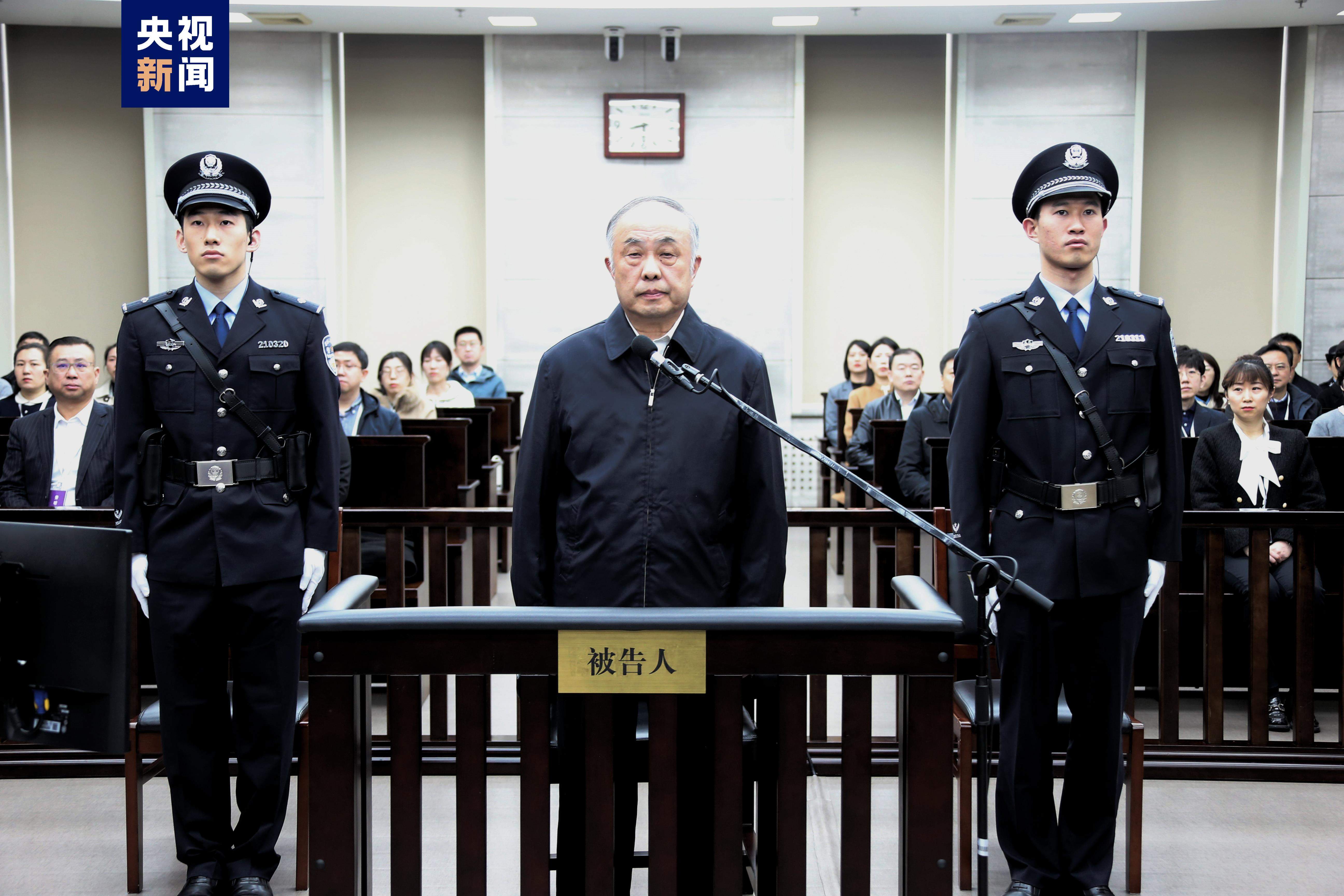 邦家烟草专卖局原副局长何泽华受贿、运用影响力受贿案一审开庭