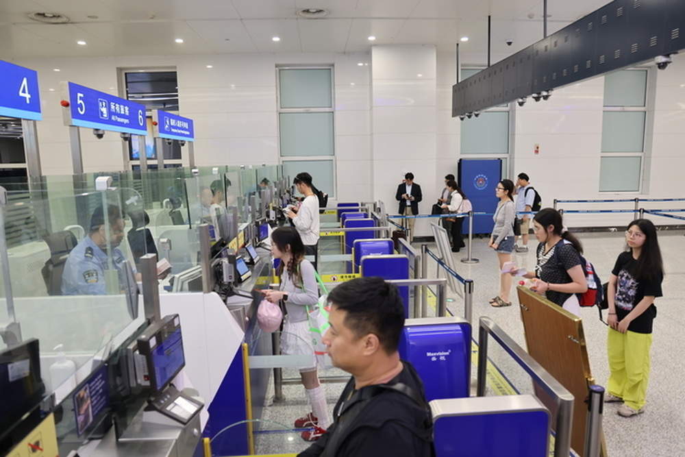 “家庭游”遇上“免签热”：济南机场口岸暑运出入境超21万，外籍旅客增幅高达78%