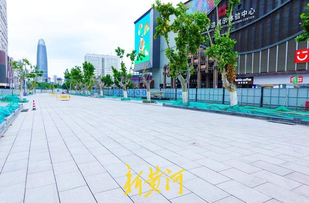 济南泉城路石板铺装初具规模，开放临时通道方便市民南北穿行