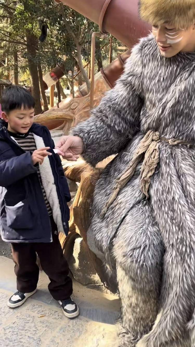 对话河南万岁山2米33“巨人”演员：没巨人症，睡3米床穿59码鞋