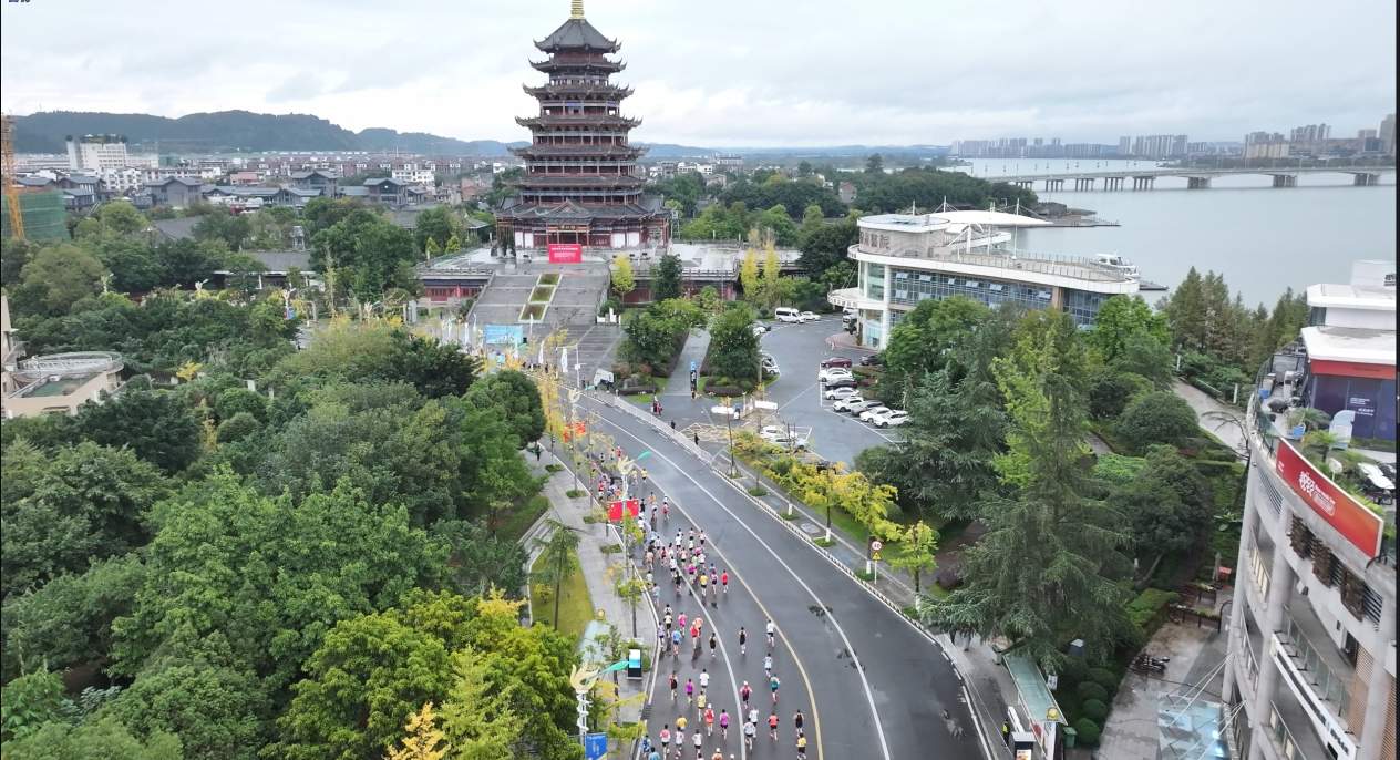 遂宁银行·2025遂宁观音湖马拉松鸣枪开跑!