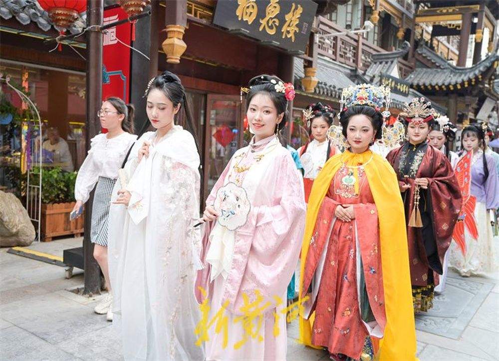 《红楼梦》十二钗游大观园 展示汉服文化魅力