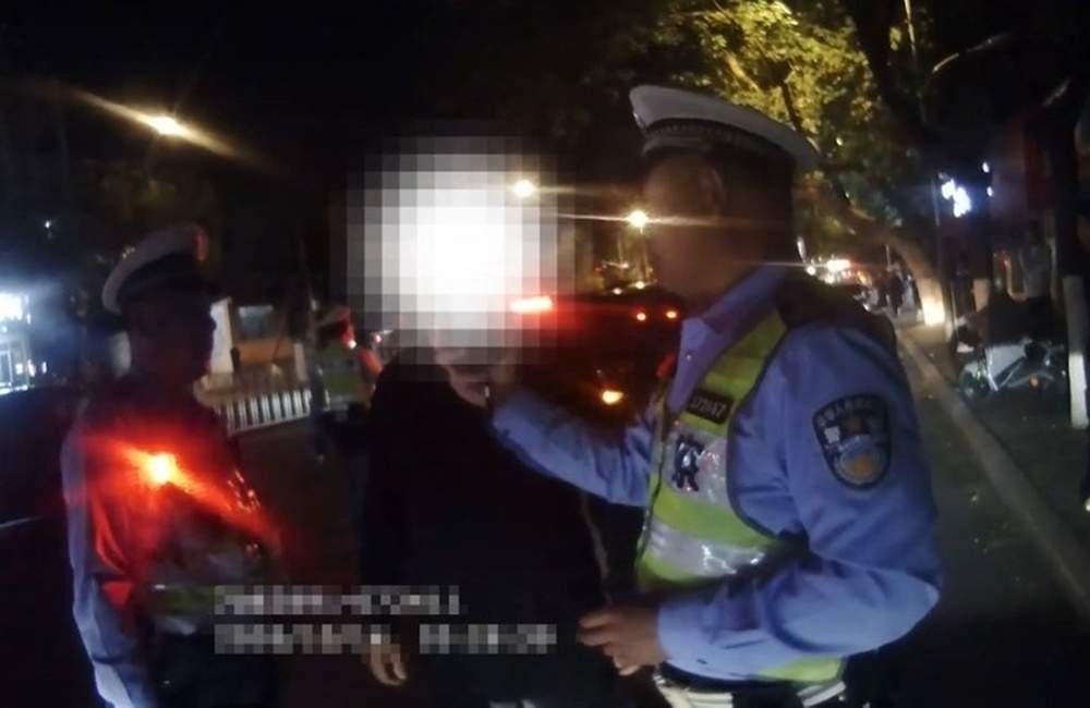 心存侥幸！济南一男子酒驾接娃被查
