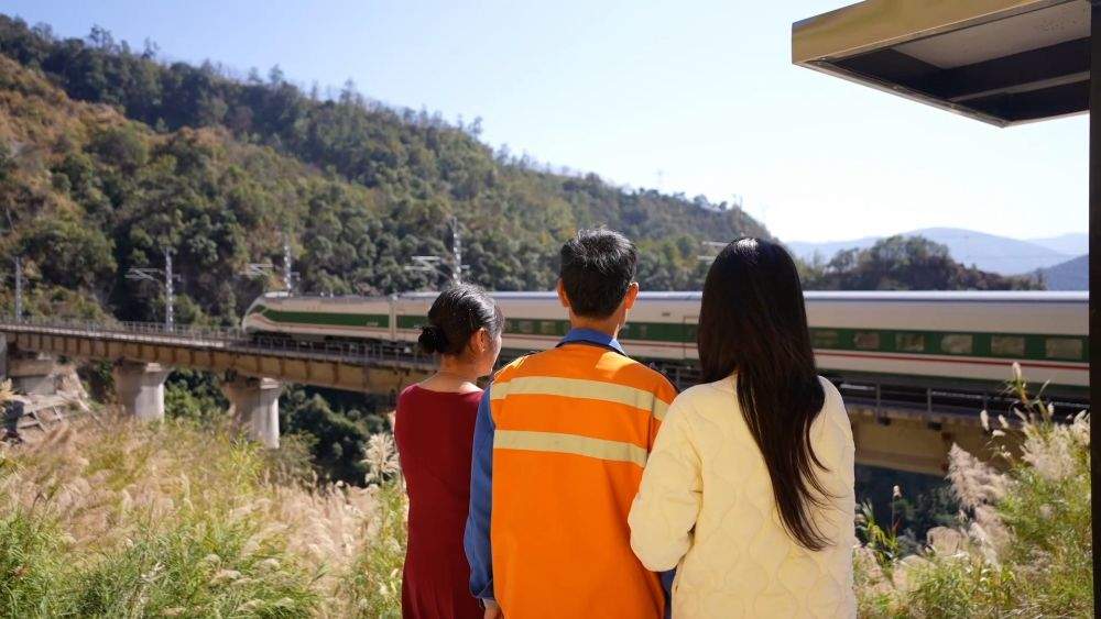 新华视点｜春节的坚守与担当 温暖相伴共赴团圆