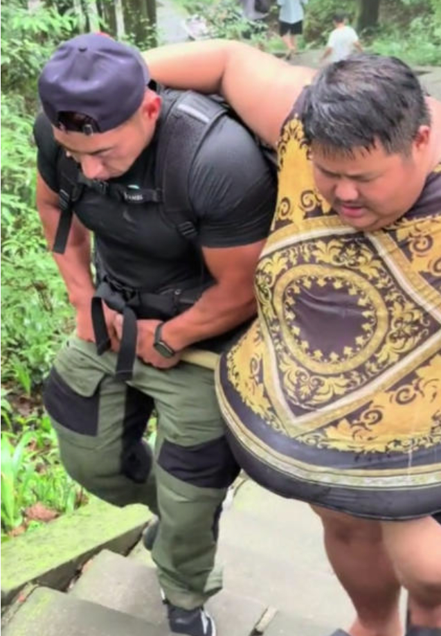 343斤网红爬峨眉山晕倒被抬下山 专家：肥胖人群勿盲目爬山