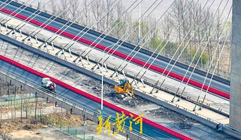 济南：跨黄大桥路面翻新 沥青摊铺即将展开