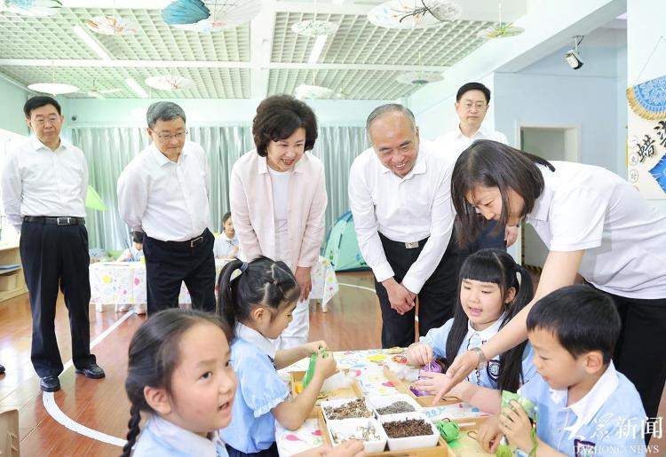 林武“六一”前夕在济南看望少年儿童 祝全省广大少年儿童节日快乐