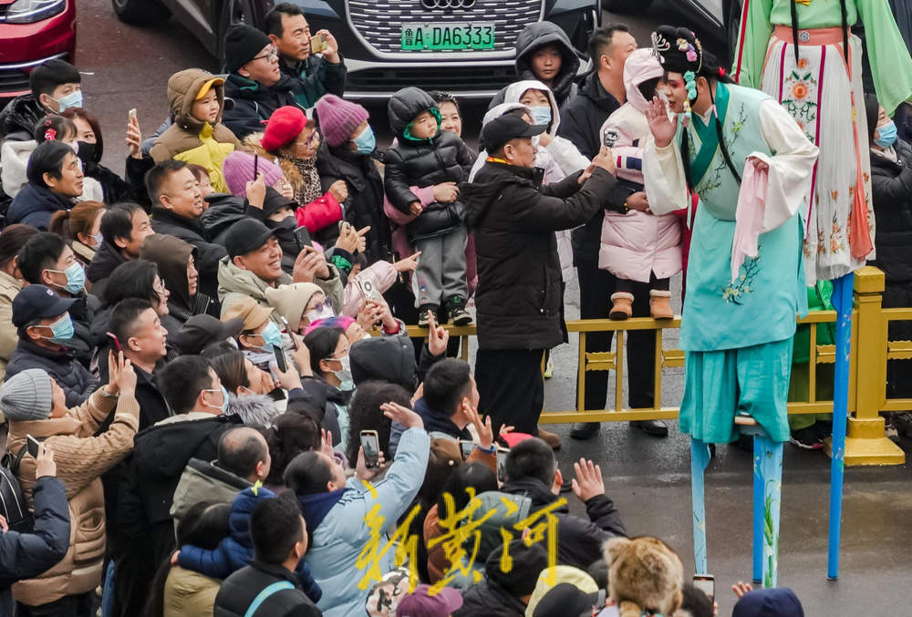 “泉”在济南过大年｜踩出浓浓年味！济南西关高跷队成“气氛组顶流”