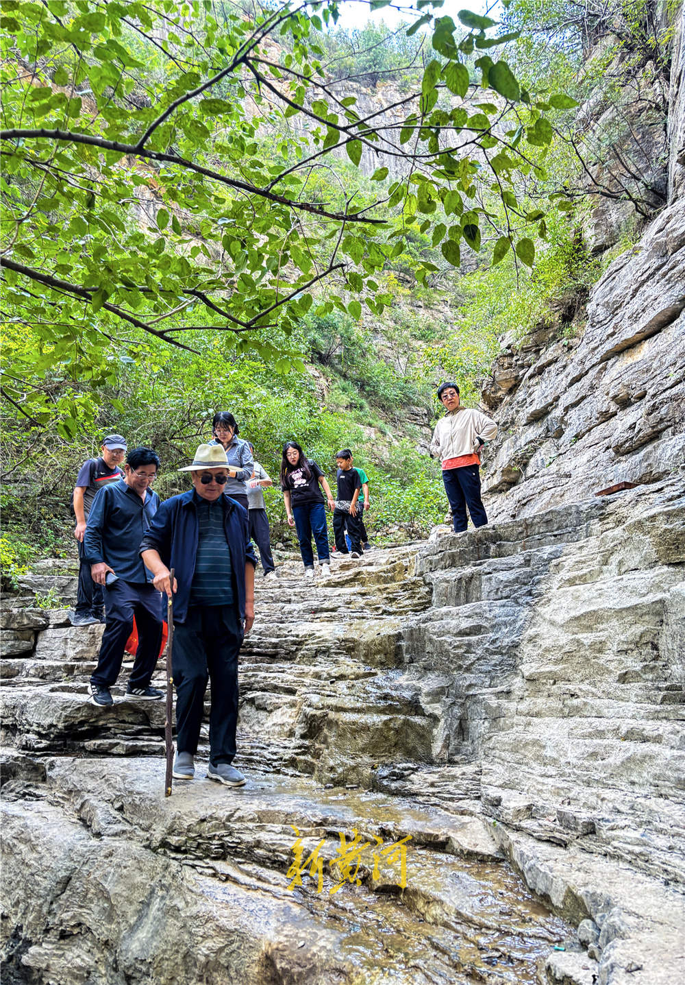 “泉”在济南享金秋｜游客在龙洞风景区“一线天”感受山崖险峻