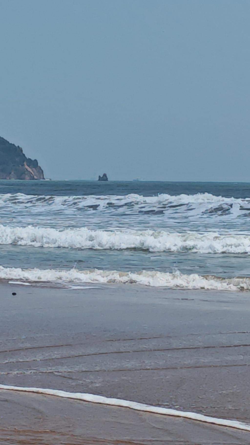 实探！石老人海水浴场临时关闭，海浪明显加大