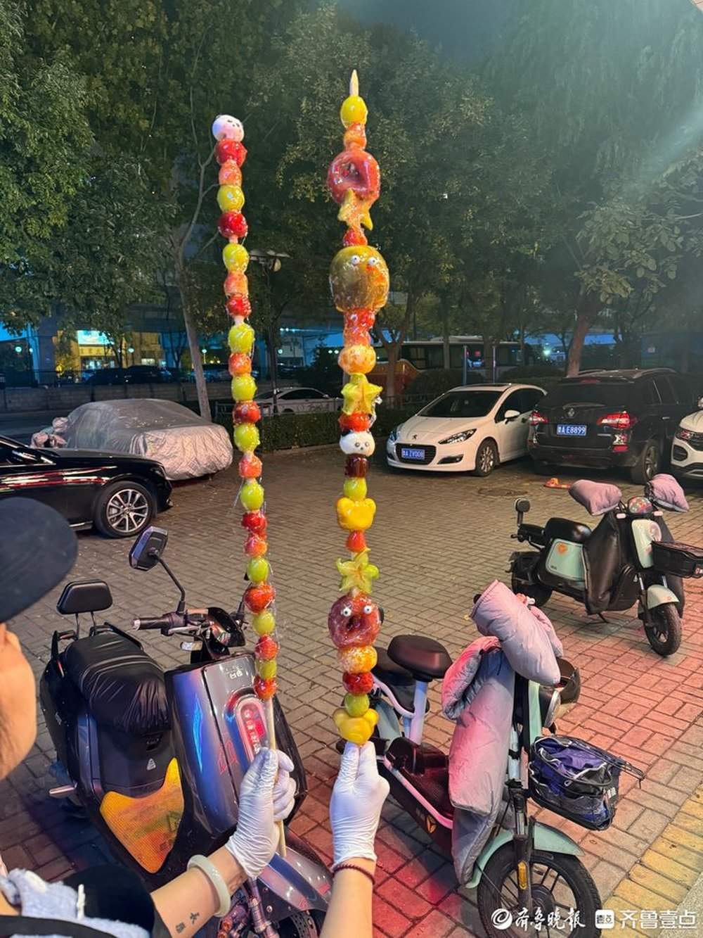 “1米大串”冰糖葫芦在济走红,有店主从早穿到晚