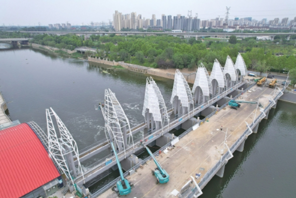 小清河洪园节制闸完成升级，七孔全开保障汛期安全