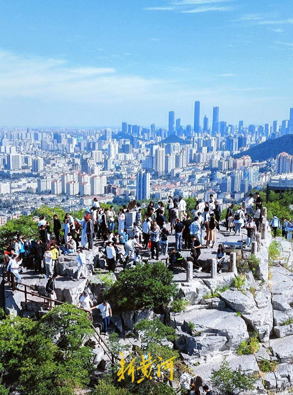 国庆假期首日迎晴好天气，千佛山顶游客登高尽赏泉城秋景