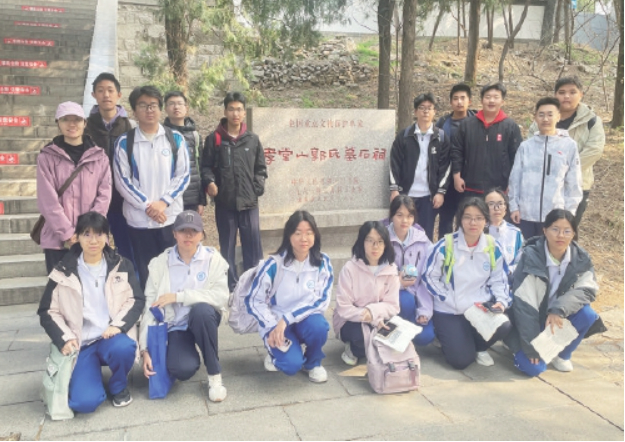 巫山云不见 石室字痕深