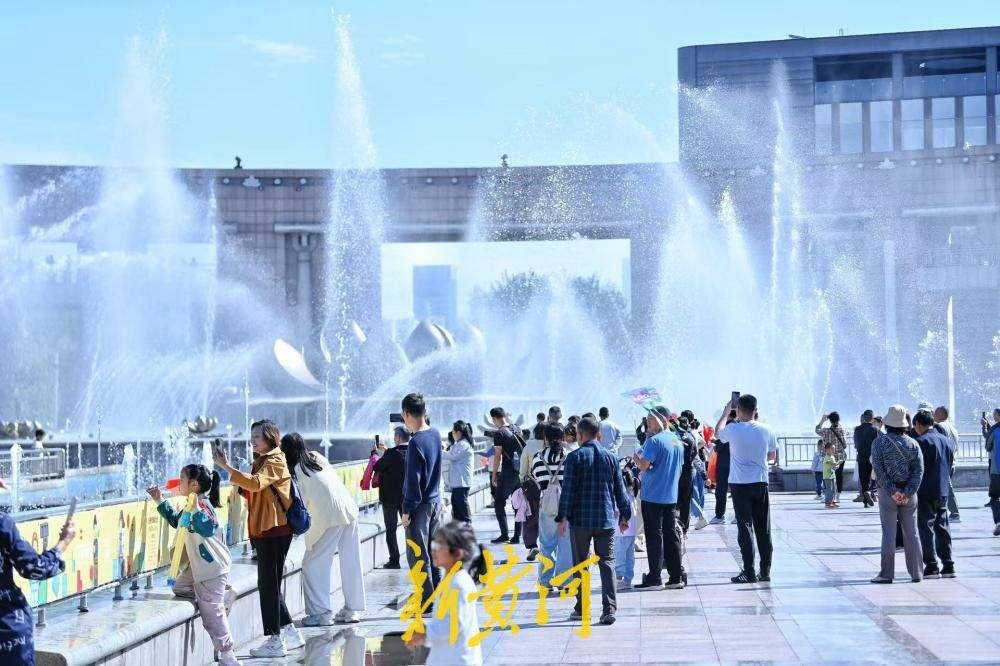 泉城广场音乐喷泉华丽绽放，为市民游客献上国庆水舞盛宴
