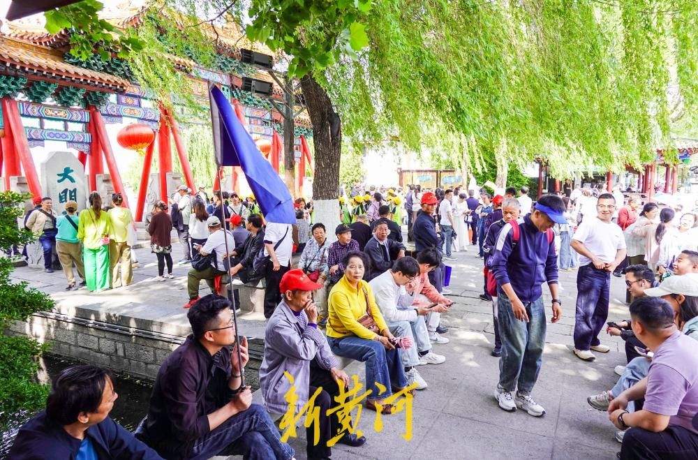 五一假期未到已迎旅游高峰 工作日旅游团观光成主角