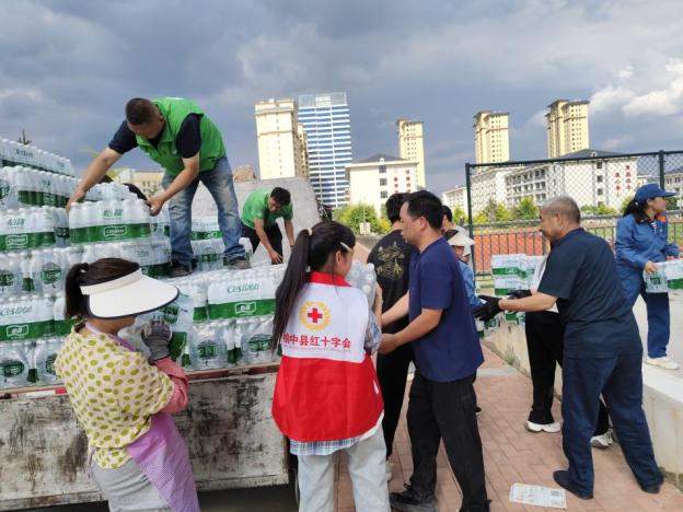 华润饮料 2.4 万瓶怡宝水“ 2 小时达”甘肃榆中助力抗洪救灾