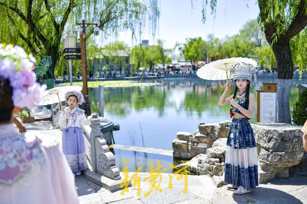 一年四季 泉在济南｜入乡随“服”，游客身着汉服沉浸式感受泉城人家文化韵味