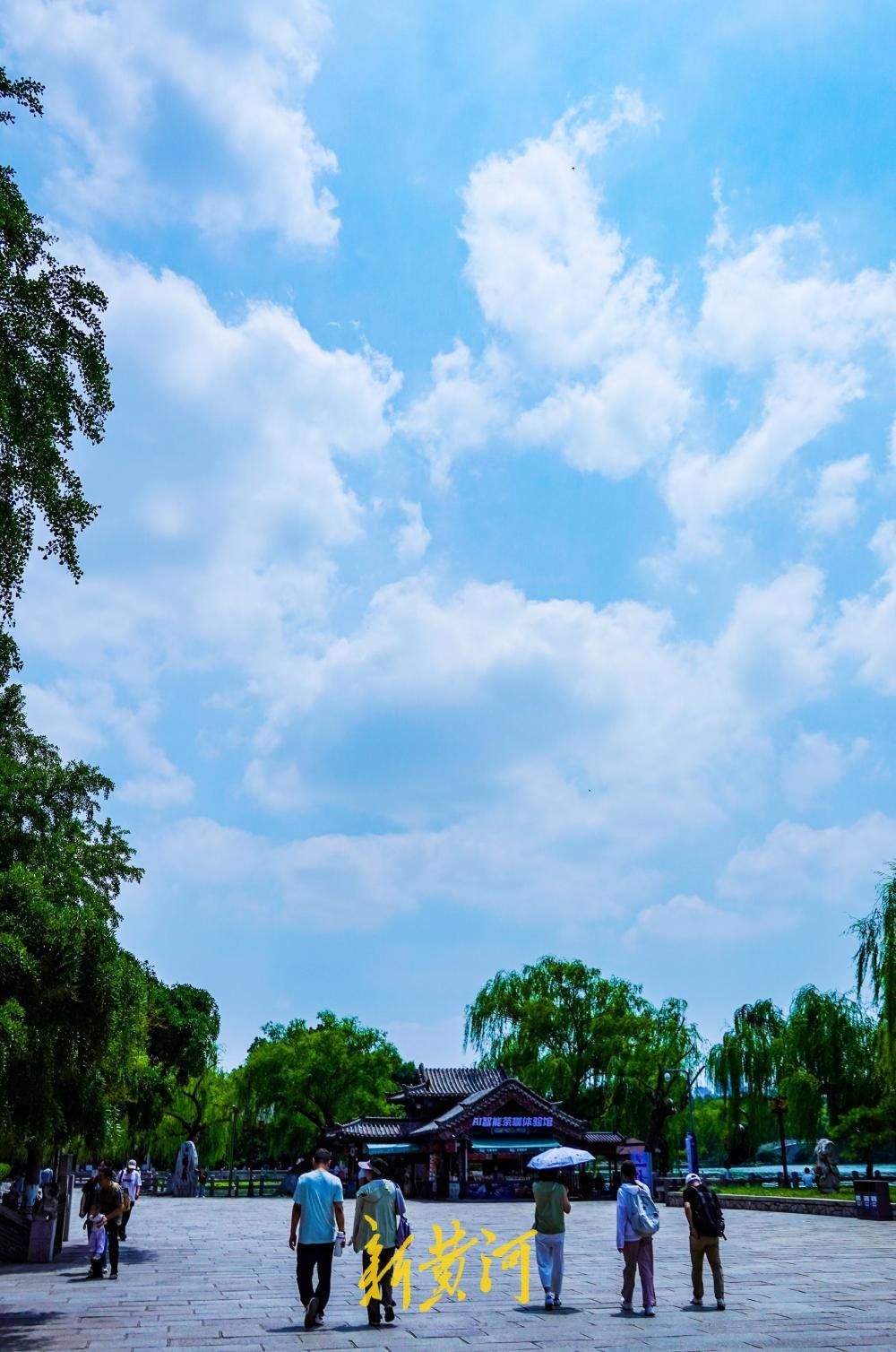 泉城“高颜值”蓝天白云上线，晴热天气中透着“干爽”