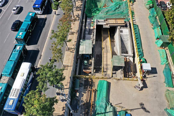 济南地铁4号线千佛山站全景，东西两侧地下隧道已全部贯通