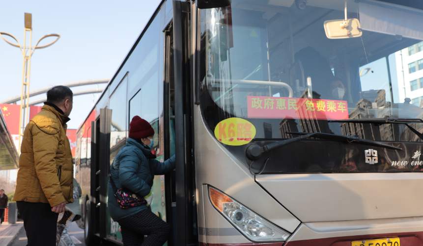 山东多地推行免费公交，背后算的是民生账和生态账