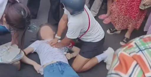 跪地救昏厥女子被说成“袭胸”，当事人回应