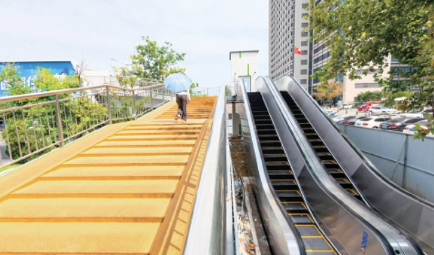 经十路过街天桥换新装