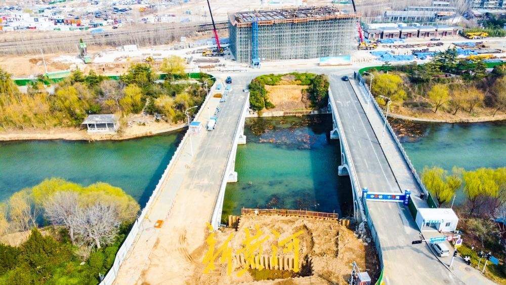 济南小清河双跨河桥临时封闭 腾出空间建腊山河西路北延高架