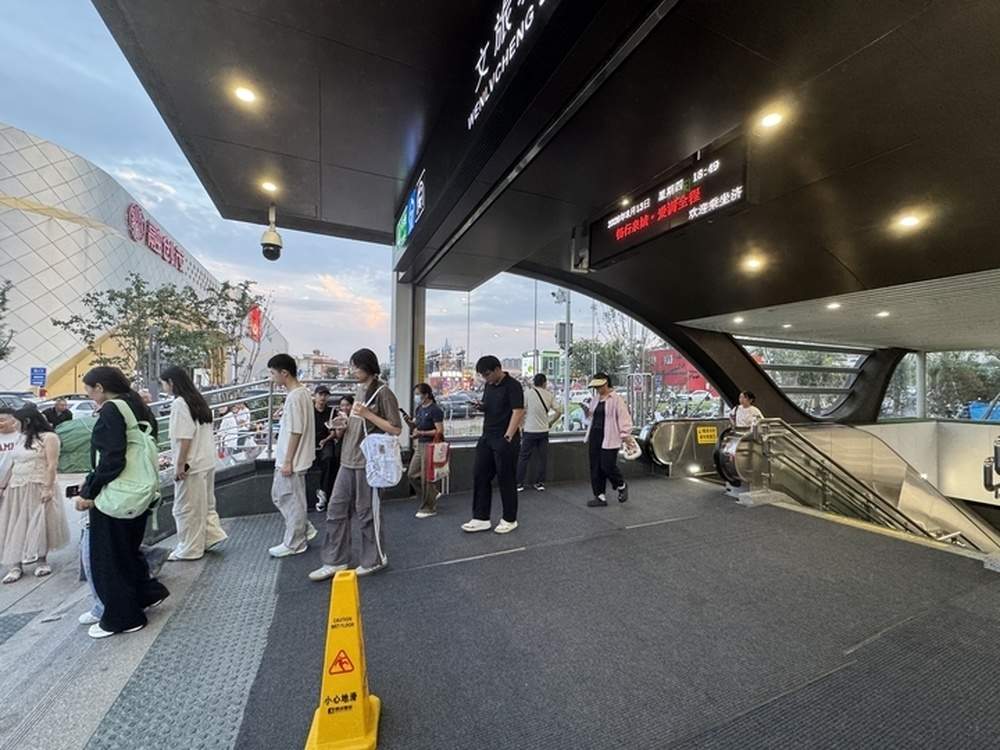 济南地铁4号线商业接驳调查：一条通道之隔，拉开商圈“温差”